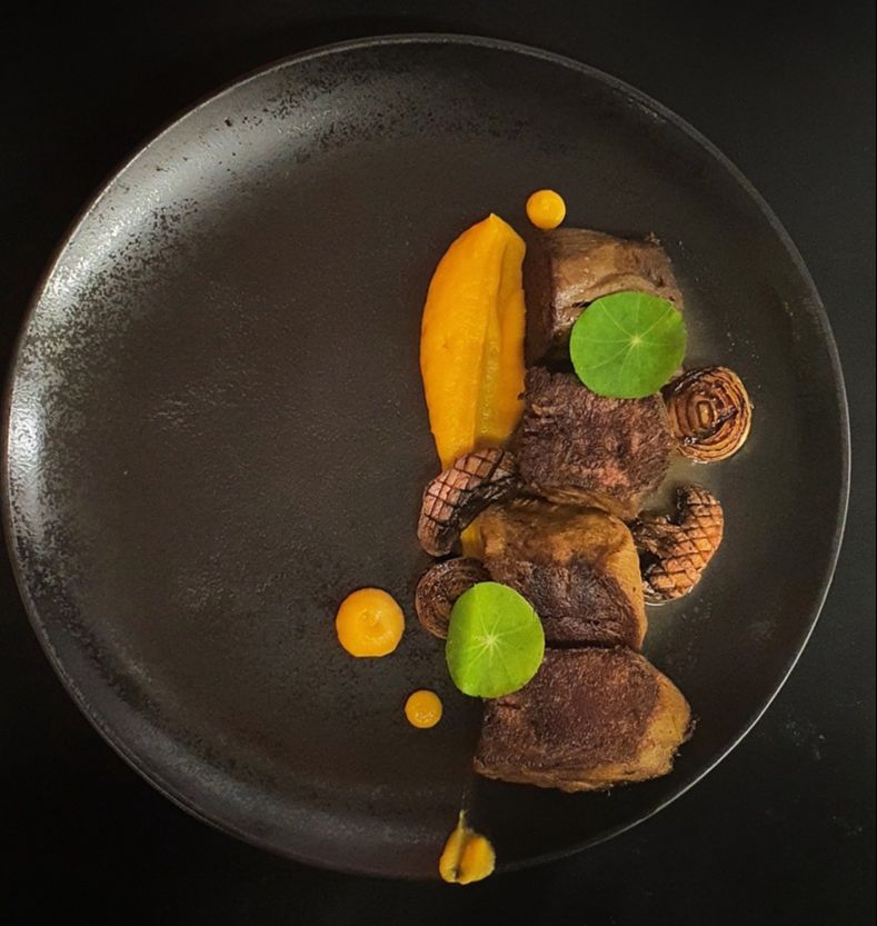 Língua de boi preparada pelos chefs Thiago Chiericatti e Danillo Amaral, do Balthazar. (Foto: Balthazar/Divulgação)