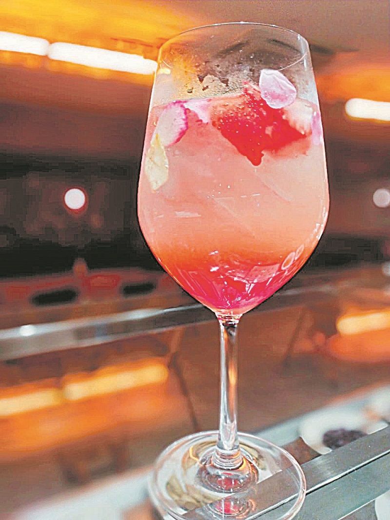 “Mago dos drinks" do Due Bar e Gastronomia, na Praia do Canto. (Foto: Divulgação/Patrícia Soares)