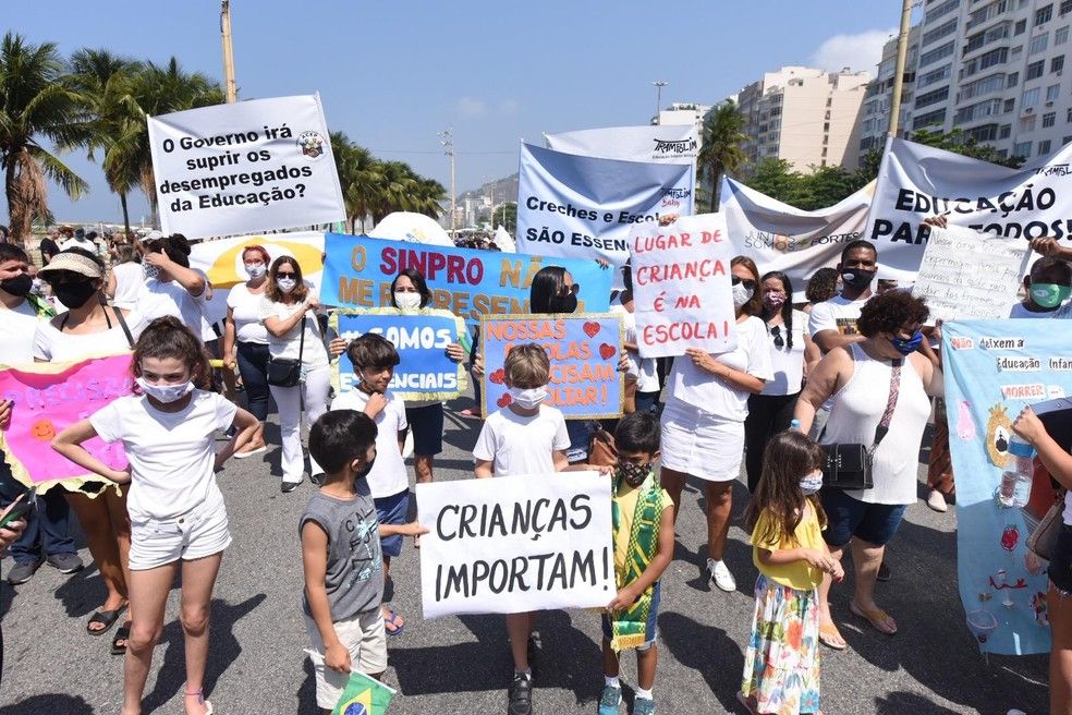 Manifestação em Copacabana, Zona Sul do Rio, reuniu donos de escolas e creches, pais e alunos para pedir volta às aulas (Foto: Gabriel Bastos/Futura Press/Estadão Conteúdo)