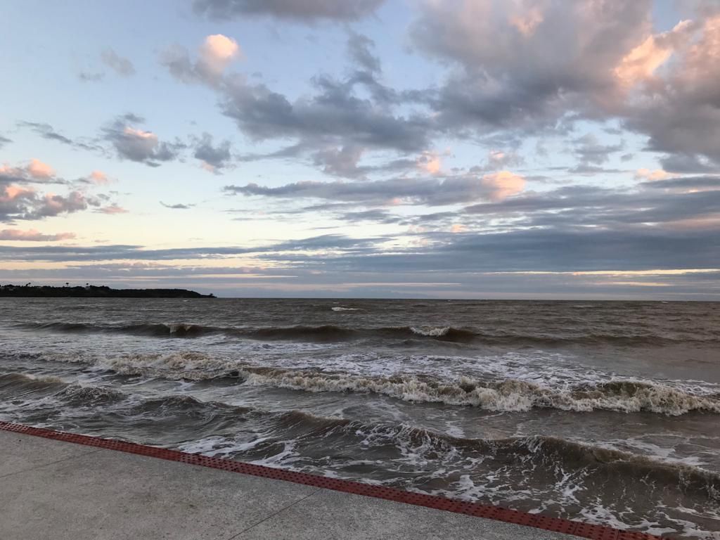 Mar agitado na Praia Central de Anchieta (Foto: Alelvi Carneiro)