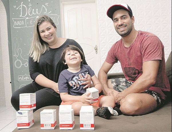 Marília e Jefferson com o filho Miguel, de 5 anos: dose do medicamento usado pelo garoto custa cerca de R$ 365 mil (Foto: Beto Morais/AT)