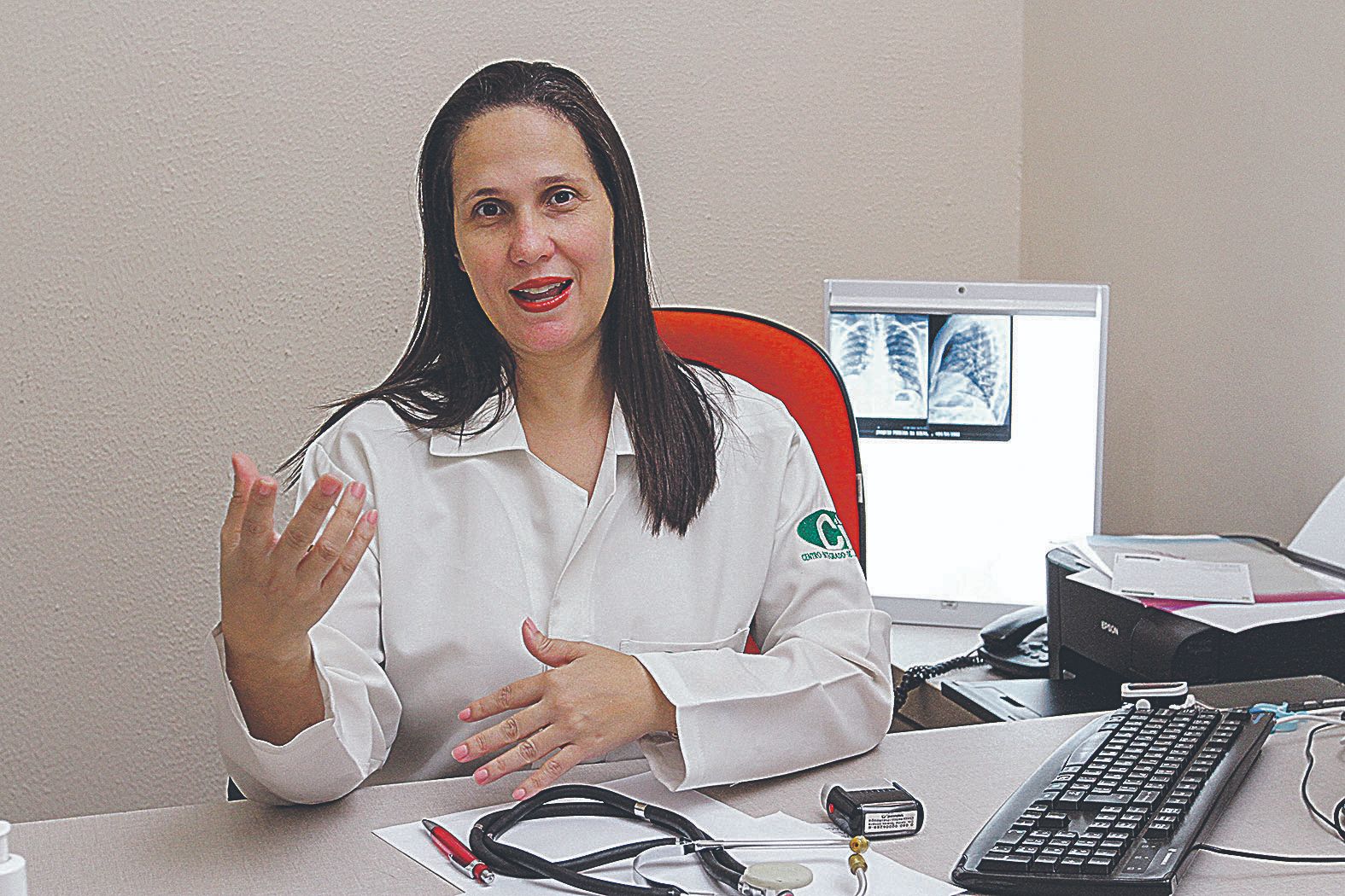 Médica Karina Tavares explicou que, como é um vírus respiratório, o novo coronavírus causa um quadro gripal semelhante a outros problemas, por isso gera dúvidas no paciente (Foto: Leone Iglesias/AT)