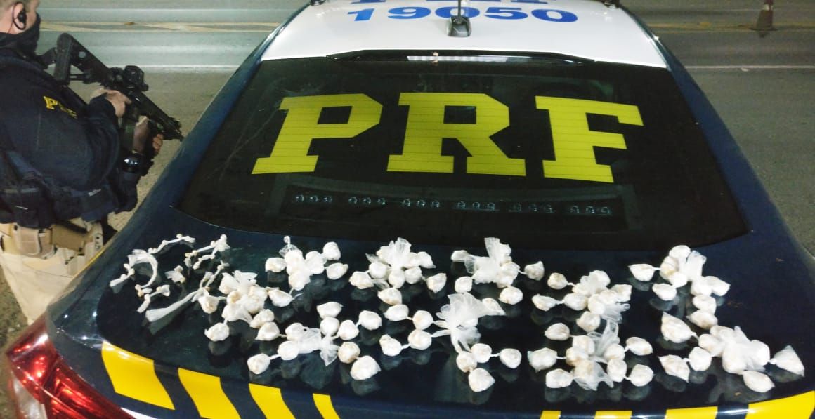 Menor capota com carro ao tentar escapar de flagrante de tráfico na BR 101 (Foto: Divulgação PRF)