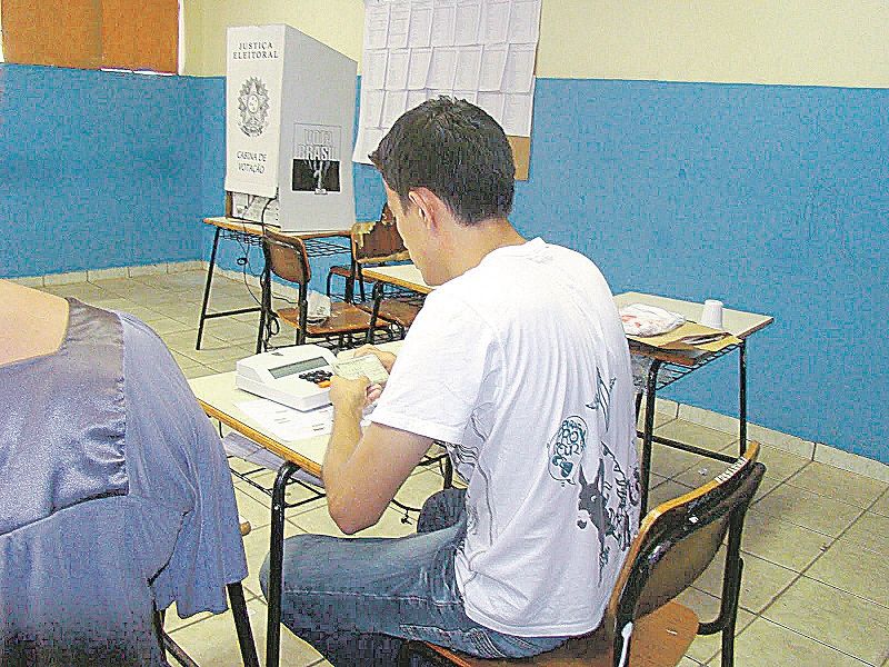 Mesário durante votação: nem todos os que se apresentaram como voluntários foram chamados para trabalhar (Foto: Divulgação)