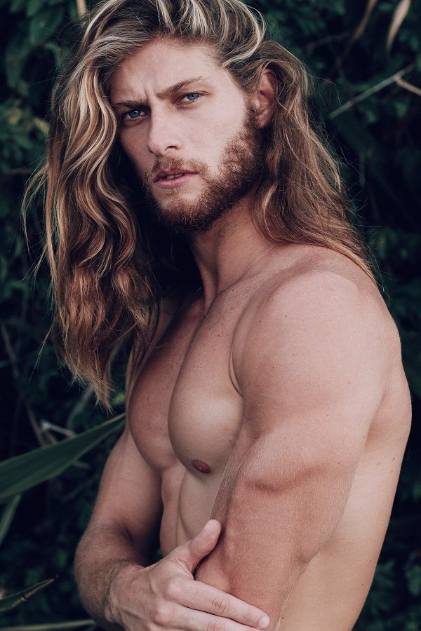 O modelo e salva-vidas Douglas Norbim, de 25 anos (Foto: Remulo Brandão)