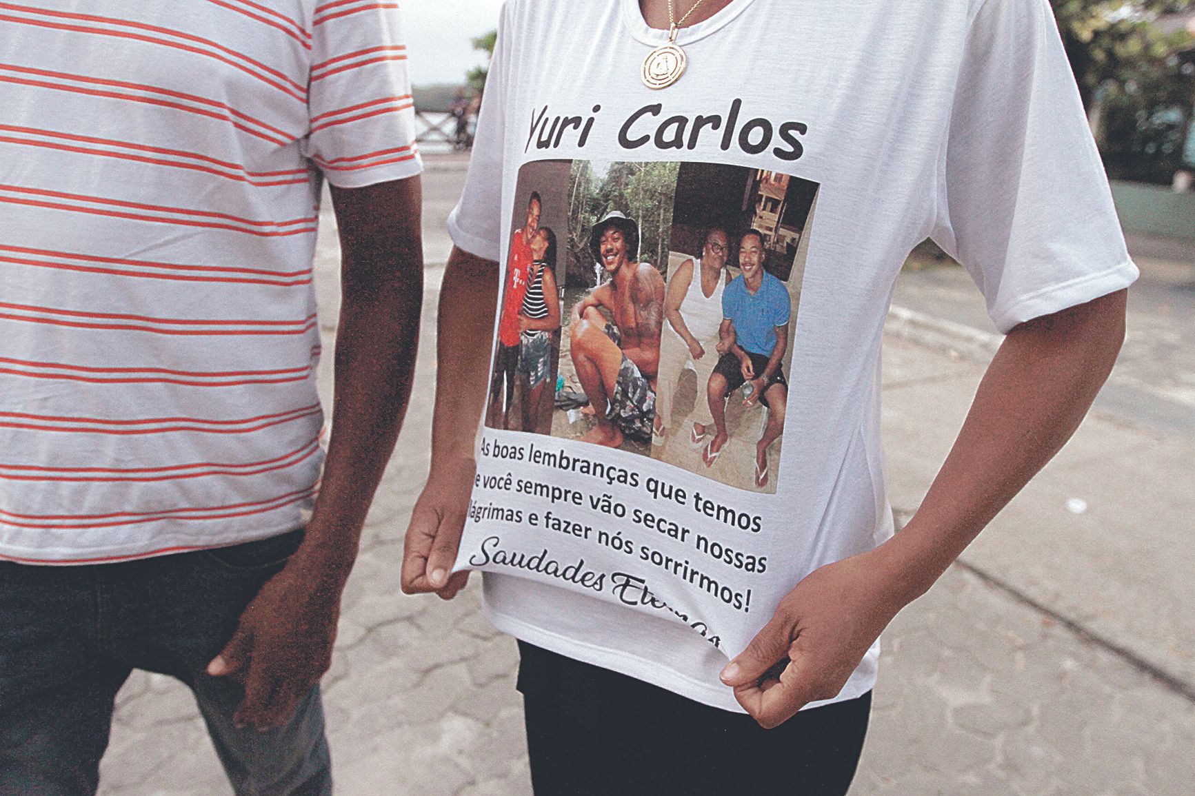 Mônica exibe camisa em homenagem ao filho: “Foi muita crueldade” (Foto: Fábio Nunes/AT)