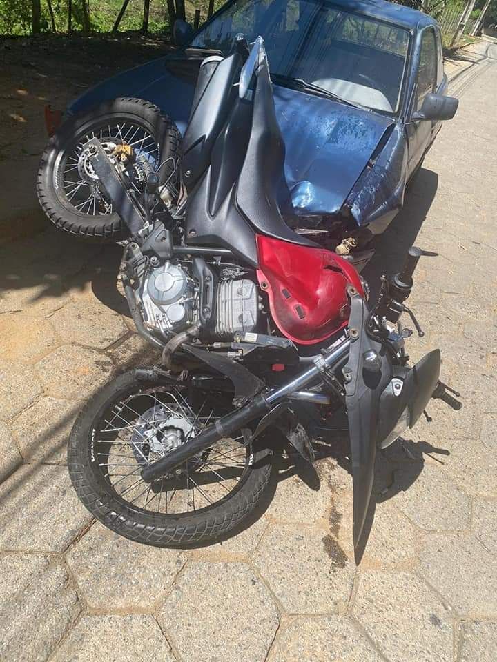 Moto atingiu veículo estacionado (Foto: Divulgação)