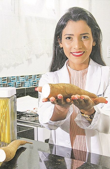 A nutricionista Thacyene Coutioli indica a mandioca para substituição do arroz (Foto: Dayana Souza/AT)