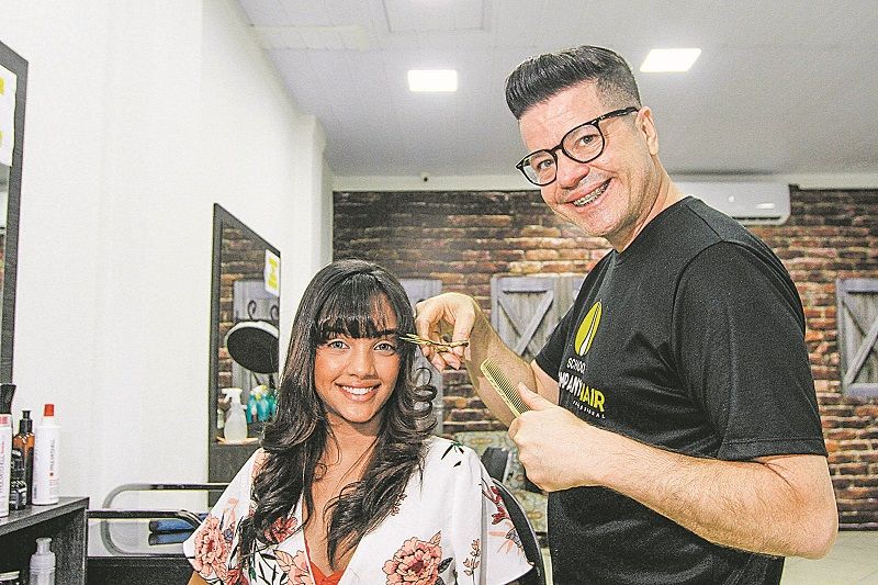 O cabeleireiro Antony Oliver acerta a franja de Thalia Scar, que se arrependeu após cortar o próprio cabelo (Foto: Kadidja Fernandes/AT)