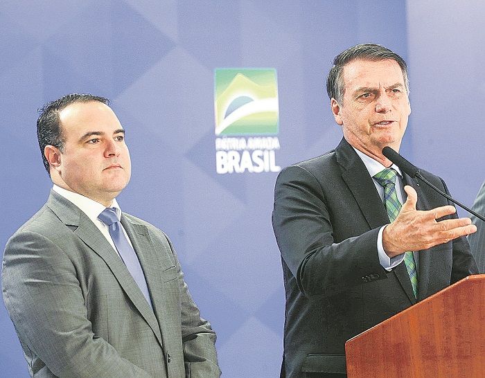 Mello deixará cargo, e já há articulação por Oliveira (ao lado de Bolsonaro) (Foto: Divulgação)