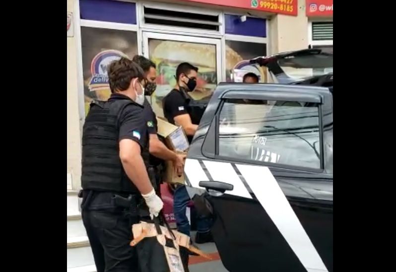 Policiais apreendem documentos na Serra. (Foto: Reprodução vídeo)