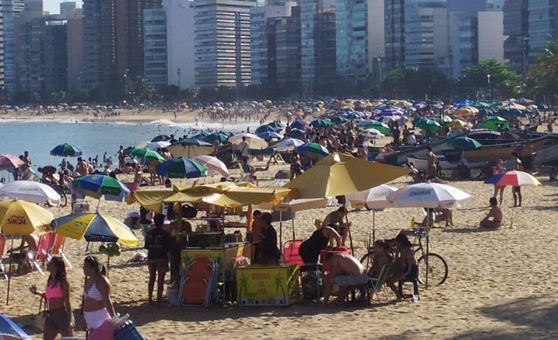 A orla da Praia da Costa ficou lotada de banhistas no começo do feriadão (Foto: Stanley Campos)