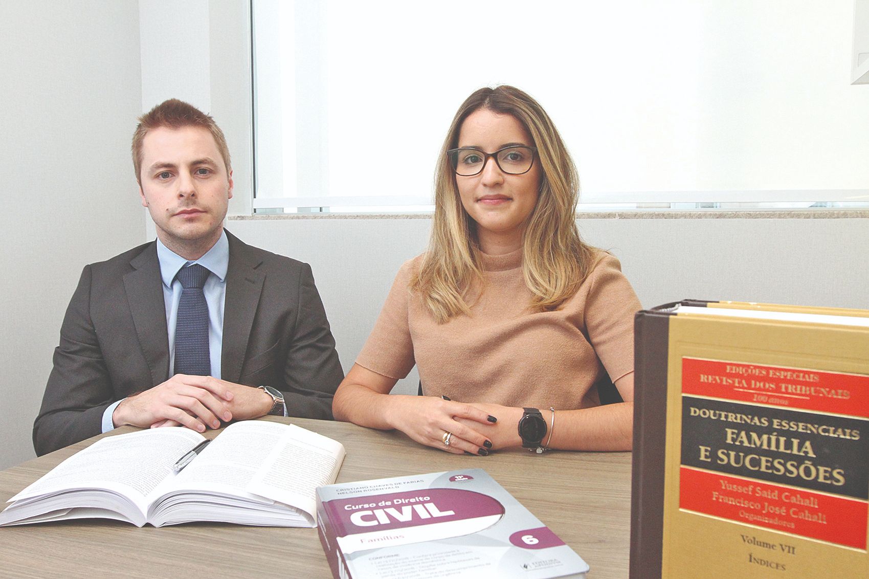 Os advogados Bruna Aquino e Tomás Baldo explicam que os interessados no aluguel devem buscar a Justiça (Foto: Beto Morais/AT)