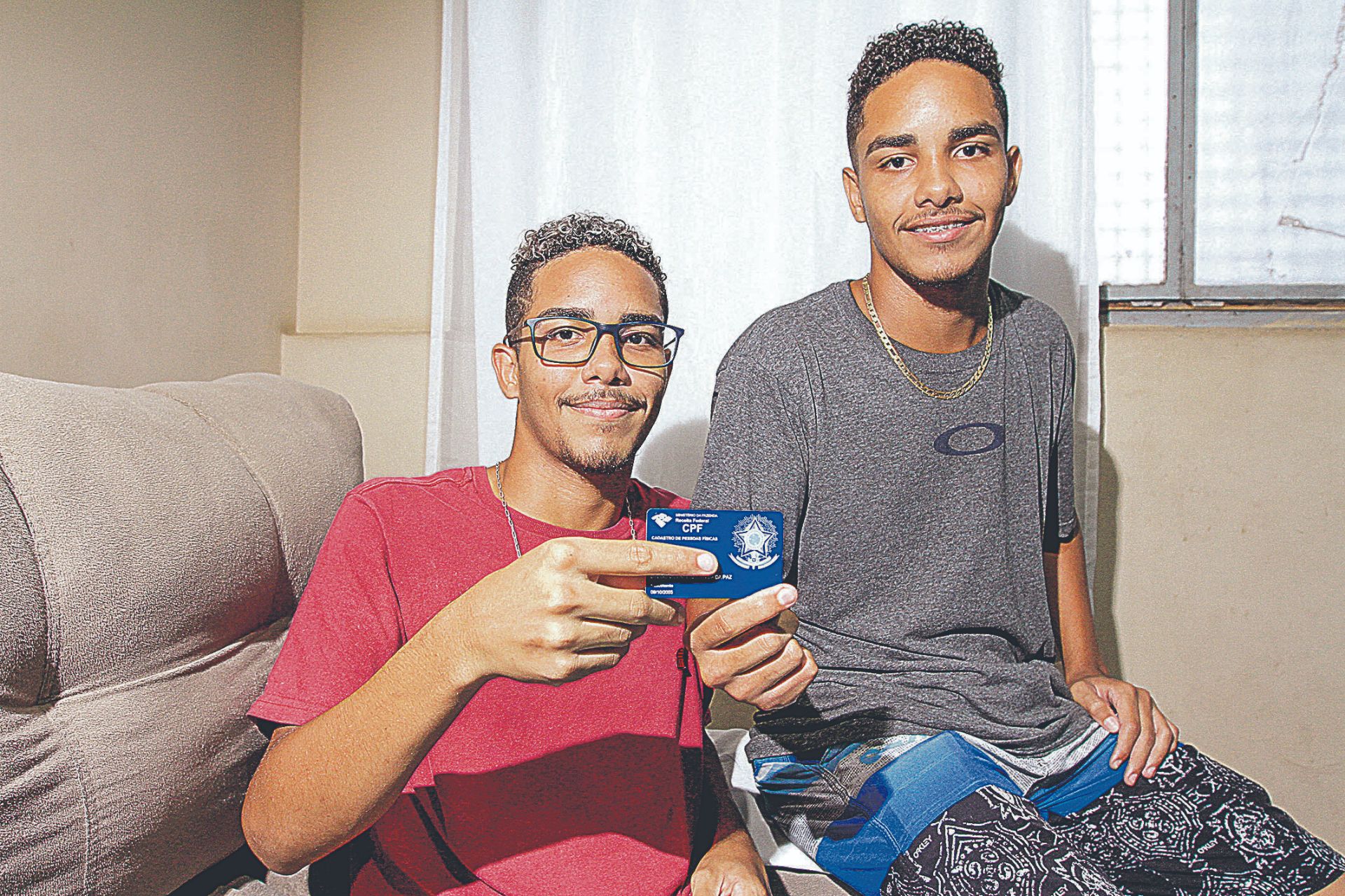 Os gêmeos Dyogo e Diego já têm o documento desde os 8 anos de idade (Foto: Dayana Souza/AT)