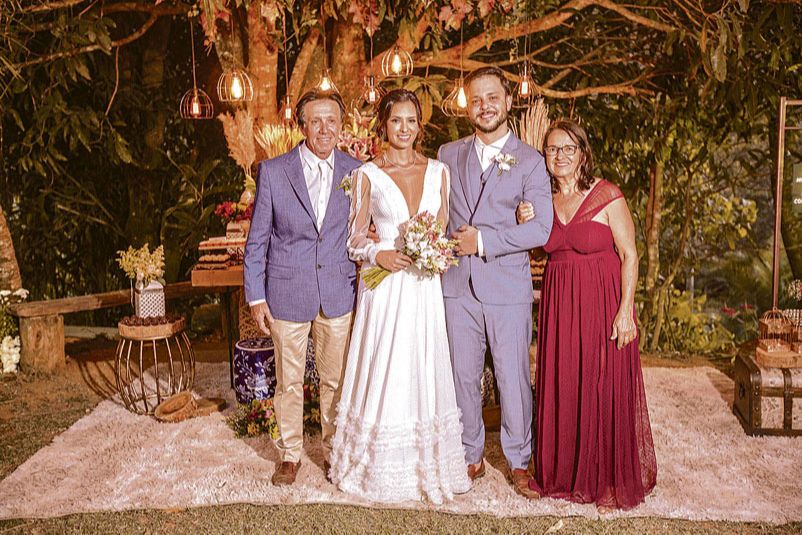 Os pais de Andressa, Eraldo e Joana, celebraram a união dela com Caio (Foto: Brunella Rios e Leonardo Simões)