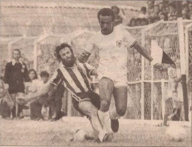 Padre Carlos (de barba), pela Ferroviária de João Neiva, disputa bola com o zaqueiro Dirman, do Rio Branco (Foto: Arquivo)