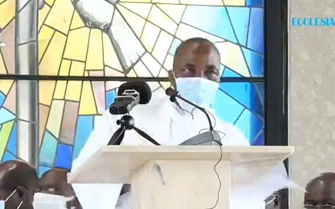 Padre Jean Sinsin Bayo, da Costa do Marfim, passou mal na frente dos fiéis (Foto: Reprodução de vídeo)