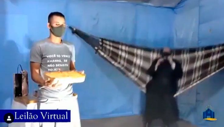 Jovem Gabriel exibe a lasanha que foi leiloada pelo Padre Gleiber (Foto: Reprodução / Instagram)
