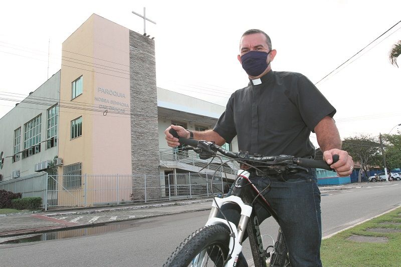 Padre Ronaldo Rosa de Oliveira, que pedala há mais de um ano, vai encarar o novo desafio (Foto: Dayana Souza/AT)