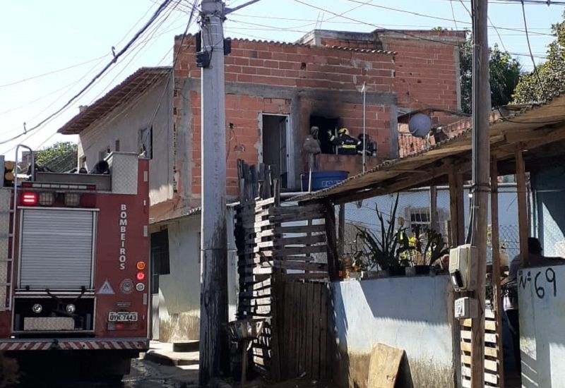 Os vizinhos do casal acionaram o Corpo de Bombeiros e tentaram apagar o fogo por contra própria, ainda assim, não foi suficiente (Foto: Divulgação)