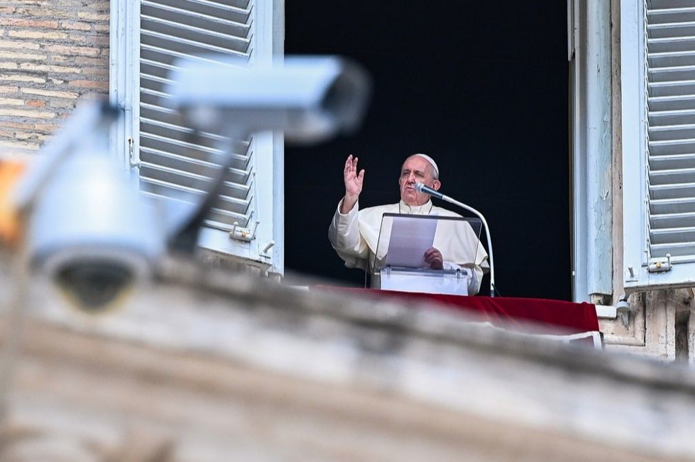 Papa Francisco falando do o palácio apostólico no Vaticano (Foto: Vincenzo Pinto/AFP)