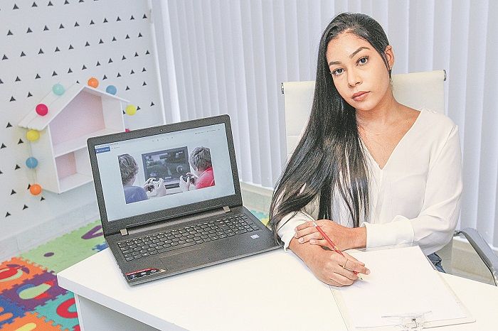 Paula Santos diz que pais devem determinar limites para evitar excesso de horas dos filhos à frente das telas (Foto: Leone iglesias - 6/8/2020)