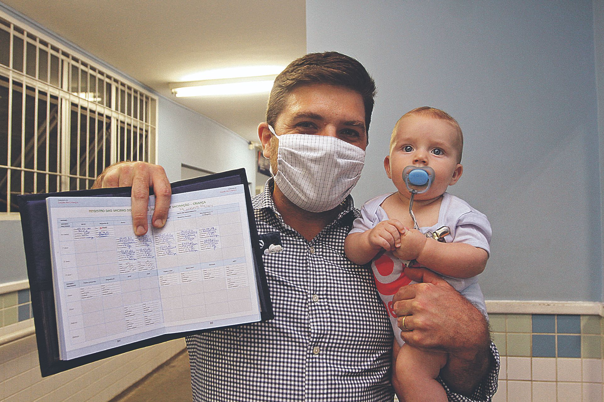 Pedro Spinassé levou o filho Ravi, de 6 meses, para tomar vacinas contra a pólio, tríplice viral, penta e influenza (Foto: Kadidja Fernandes/AT)