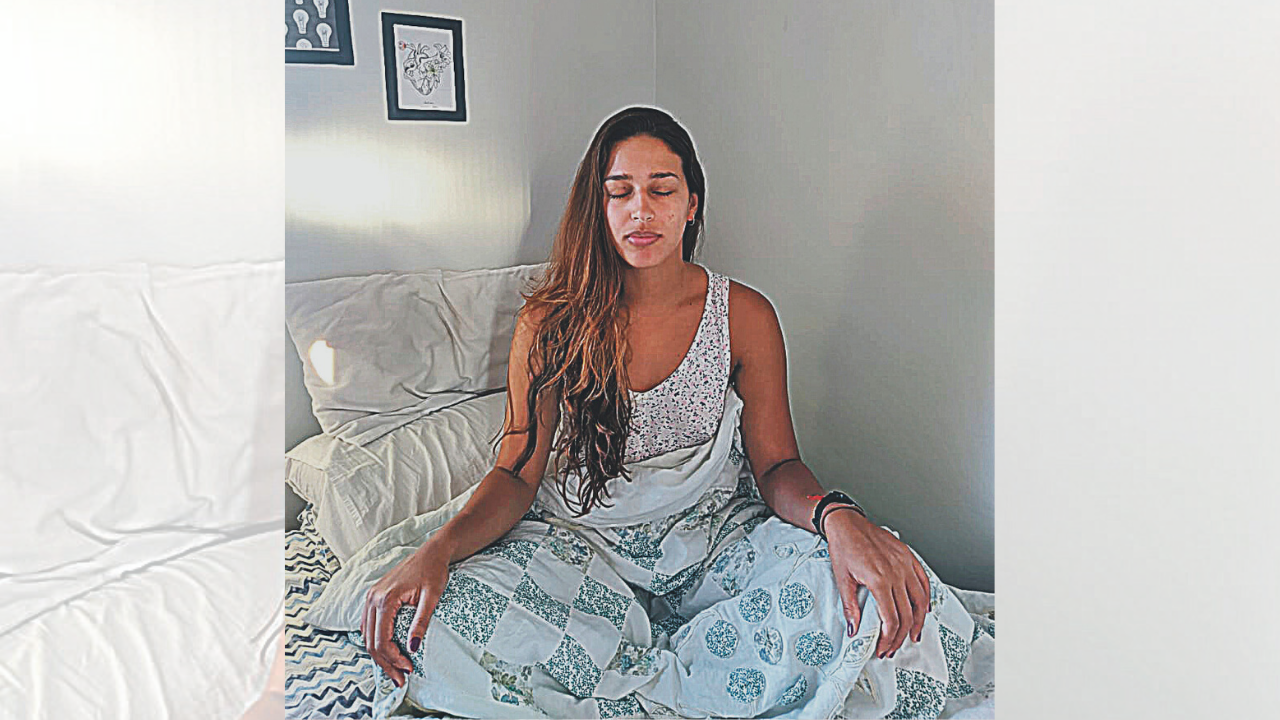 Pegar no sono era um desafio para universitária Julia Muniz, de 24 anos, e quando conseguia dormir, logo acordava. (Foto: Acervo pessoal)