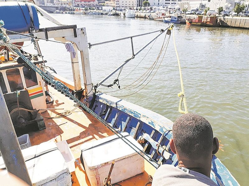 Barco sai para a pescaria: além de camarão, corais, esponjas, algas e variados tipos de peixes são levados. (Foto: Roberta Bourguignon)