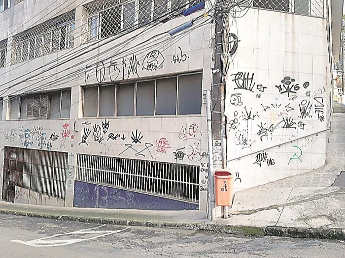 Edifício, na capital, sofreu pichações tanto na parte da frente quanto na lateral. A altura dos prédios não é impedimento para que os vândalos cometam os crimes. (Foto: Divulgação)