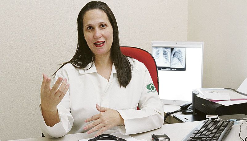 Pneumologista Karina Tavares: “Pacientes asmáticos que se cuidam têm característica funcional parecida com quem não tem nada” (Foto: Leone Iglesias / AT)