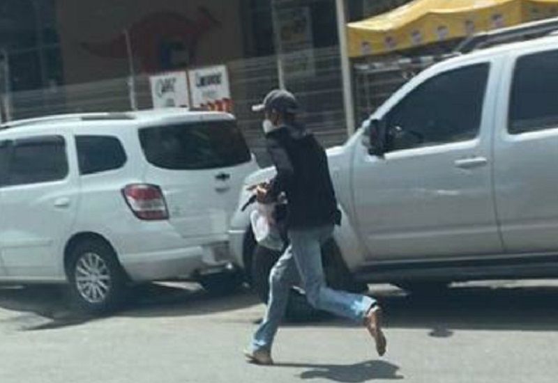 O acusado aparece em imagens aparece vestindo calça jeans, blusa de mangas longas pretas e um boné (Foto: Divulgação)