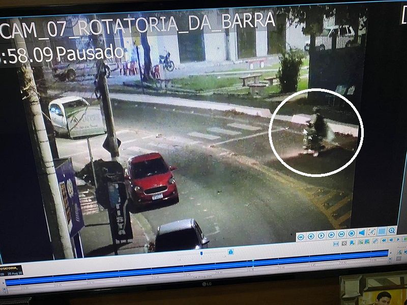 Policiais analisaram imagens de videomonitoramento para traçar o perfil do acusado (Foto: Divulgação/Polícia Civil)