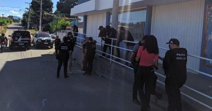 Policiais no supermercado alvo da Operação Abigeatus, em Porto de Cariacica (Foto: Júlia Afonso)