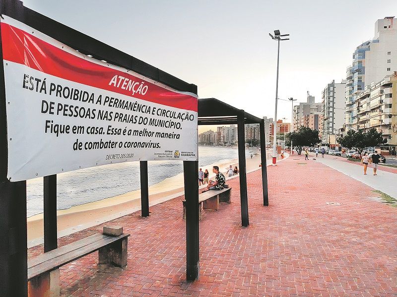 Praia do Morro, em Guarapari: faixa da prefeitura informa sobre a proibição da permanência de pessoas no local (Foto: Roberta Bourguignon )