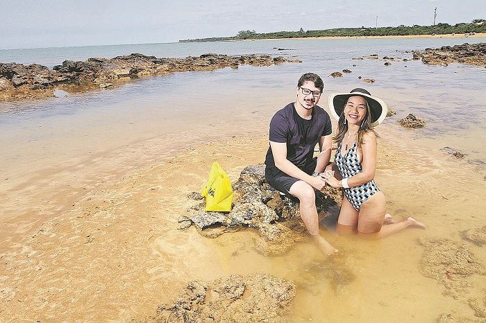 O casal Gabriel e Stefany na Praia dos Quinze: mais segurança e menos risco de contaminação (Foto: Beto Morais/AT)