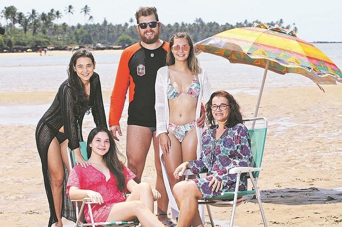 Cecília, Maria Clara, Kayan, Isabela e Maria Aparecida em praia tranquila de Coqueiral de Aracruz, no Norte do Estado (Foto: Beto Morais/AT)