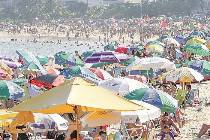 A Praia da Costa, em Vila Velha, ficou lotada de banhistas, que foram aproveitar as altas temperaturas no feriadão (Foto: Leone Iglesias/AT)