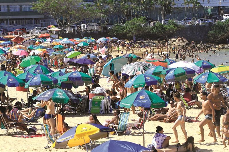 Praia no feriado (Foto: Dayana Souza/AT)