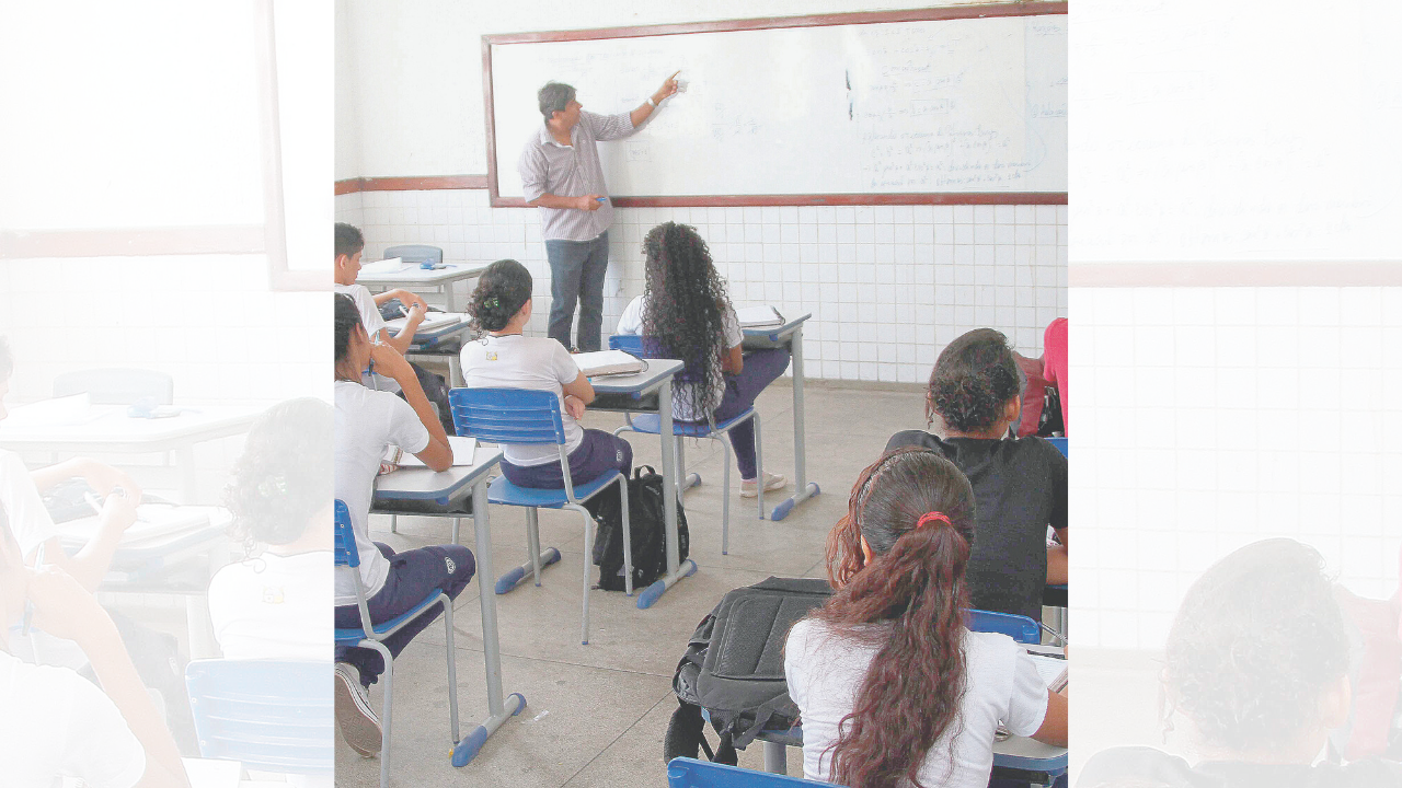 Professor em aula (Foto: Arquivo AT)