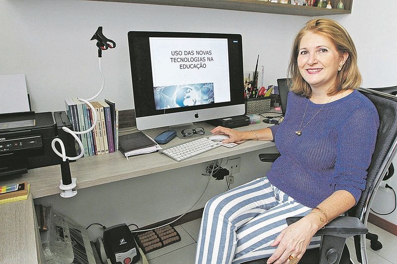 Professora da Ufes, Cleonara Schwartz diz que a sala de aula, seja virtual ou não, demanda diálogo constante (Foto: Fábio Nunes/AT)