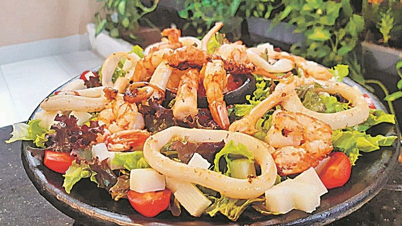 Salada de frutos do mar do Del Mare, na Praia do Morro. (Foto: Divulgação/ Márcio Santos)