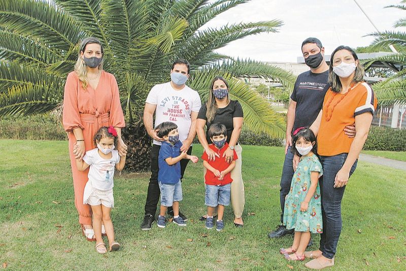 Os pais afirmam que muitas crianças já estão enfrentando problemas de saúde por não poder ir mais ao colégio (Foto: Fábio Nunes/ AT)