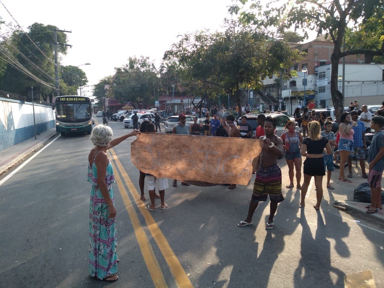 Protesto durante velório dos quatro jovens assassinados durante uma chacina, em Vitória (Foto: Fábio Nunes/AT)
