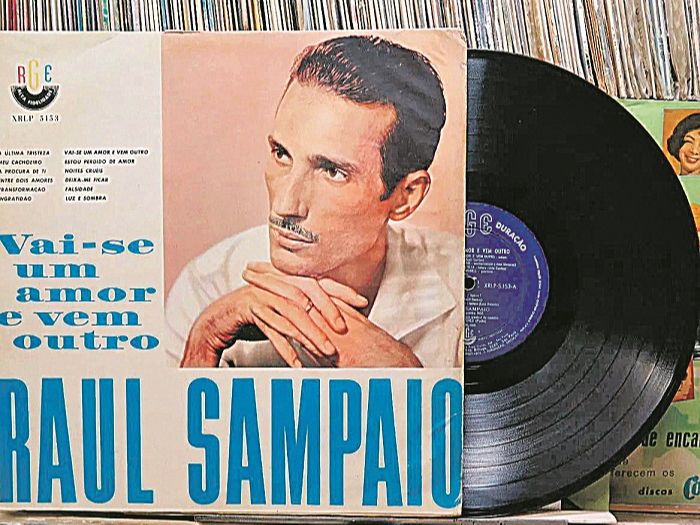 Relíquia. Disco de vinil, conhecido como vinil ou, ainda, long play (LP) de 1962, com o nome de “Vai-se um amor vem outro”, de Raul Sampaio. (Foto: Alessandro de Paula)