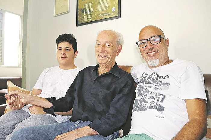 Raul Sampaio com o filho e o neto (Foto: Alessandro de Paula )