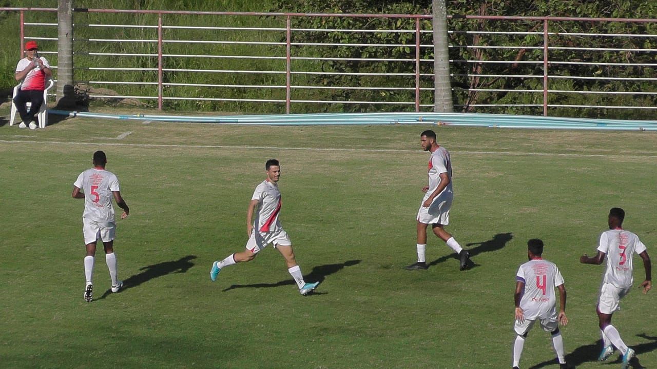 Aloisio comemora, com os companheiros, o primeiro gol do Real Noroeste (Foto: Júnior Sapo/Real Noroeste)
