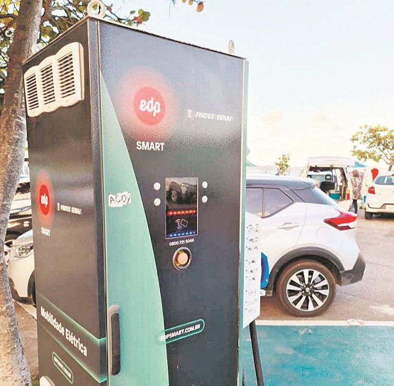 Ponto de recarga de carros elétricos e híbridos mantido pela EDP Smart, em Camburi. (Foto: Lucas de Assis Santos)
