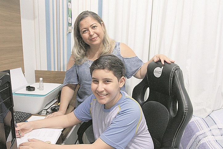 A professora Renata da Silva Soares, 44 anos, mãe do Elvis de 11 anos, que está no 6º ano, já reservou vaga para 2021. (Foto: Kadidja Fernandes/AT)