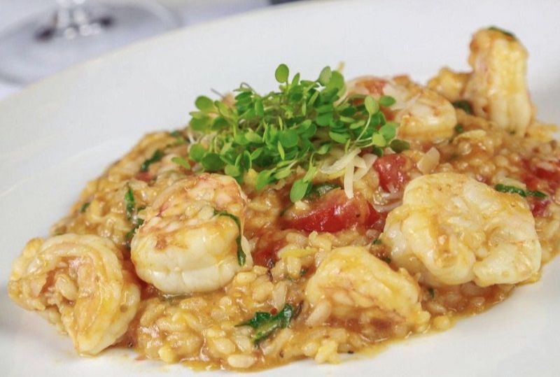 Risoto de camarões com tomate-cereja do Oriundi, na Praia do Canto, em Vitória. (Foto: Marketing 365/Divulgação)